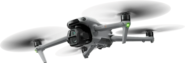 Drone DJI Air 3S en vuelo, visto de frente